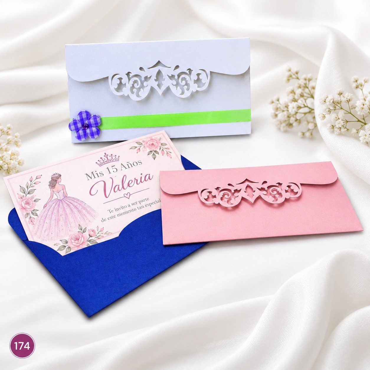 Invitación de 15 años · Sobre con cierre ornamental y acento verde · 174