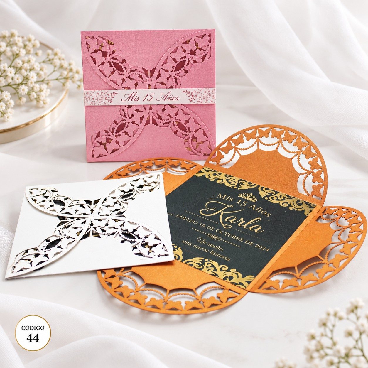 Invitación de 15 años · Apertura ornamental con cinta clara · 44