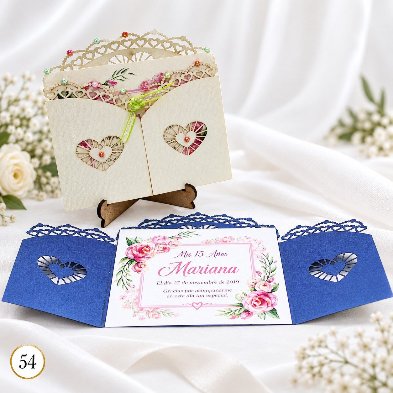 Invitación de 15 años · Apertura lateral con corazones · 54