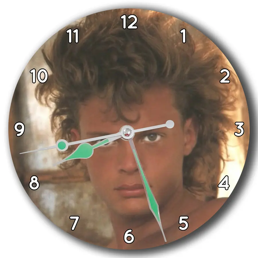 Reloj Luis Miguel joven en tonos cálidos · MUS-026