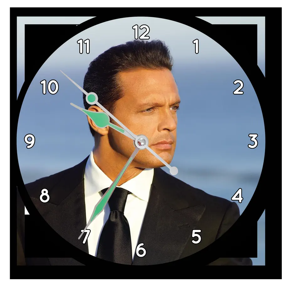 Reloj Luis Miguel con traje oscuro · MUS-030