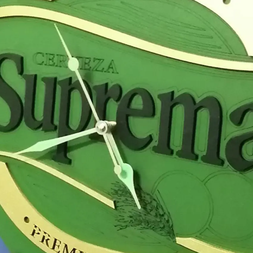 Reloj Suprema con letras en primer plano · PTB-012